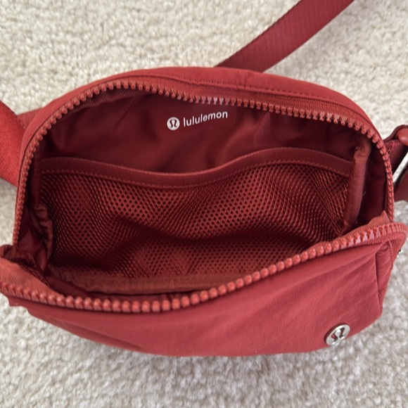 Lululemon Everywhere Belt Bag 1L - Picture 3 of 3